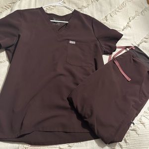 Figs set in espresso. Medium Zamora joggers and large Catarina one pocket top